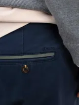 Pantalón chino de corte regular fit, confeccionado en gabardina con acabado desgastado. Presenta bolsillos laterales y traseros, con cierre de botón y cremallera.
