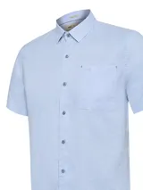 Camisa de manga corta confeccionada en lino orgánico, con cuello clásico, cierre frontal con botones y bolsillo en el pecho con logo bordado.