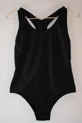 Malla enteriza deportiva negra con espalda racerback.