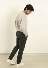 Sweater de punto color naranja, con cuello redondo y mangas raglán.