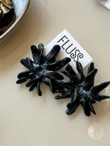 Par de aros grandes con forma de flor color rojo, hechos a mano en porcelana.