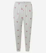 Pijama largo compuesto por dos piezas de tejido fleece suave. La blusa es de cuello redondo y manga larga, con un pequeño bordado de cereza en el pecho. El pantalón cuenta con cintura elástica y un estampado integral de cerezas.