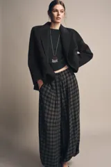 Blazer Zara de corte recto confeccionada en mezcla de lana, color gris oscuro. Presenta cuello con solapas de muesca, cierre frontal cruzado con botones y bolsillos delanteros con solapa.