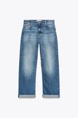 Jeans de tiro alto con corte relajado y pernera recta. Presentan diseño de cinco bolsillos, cierre frontal con cremallera y botón, y terminación con dobladillo en la parte inferior.