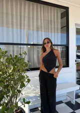 Top tejido con hilo de lurex plateado, de diseño asimétrico con un solo hombro y forma de rombo en la parte delantera y trasera.