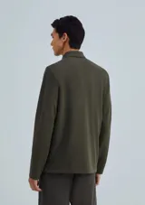 Polo de manga larga en tejido piqué, color negro, con cuello clásico y cierre frontal de botones. Presenta un pequeño logo bordado en el pecho.