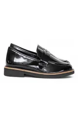 Mocasines Vespa de cuero vacuno con acabado en charol negro, diseño clásico y elegante con costuras visibles, adorno en el empeine y suela baja con detalle de borde marrón.
