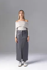 Falda midi gris de cuero sintético, corte recto y abertura frontal.
