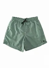 Short de baño color beige con estampado abstracto en blanco, corte oversize, cintura elástica con cordón ajustable, dos bolsillos laterales y un bolsillo trasero.