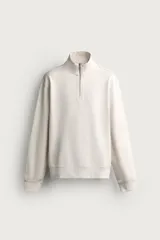 Sudadera regular fit de color beige, con cuello alto y cierre frontal de cremallera corta, de manga larga y acabados en rib.