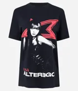 Remera de algodón color negro con estampa frontal de la cantante Lisa y el logo del álbum Alterego en colores rojo y blanco. Presenta cuello redondo y mangas cortas.