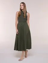 Vestido midi sin mangas de color verde militar, confeccionado con la parte superior en tejido de punto acanalado con cuello alto y falda acampanada de gran vuelo.