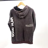 Canguro bordó de corte holgado con efecto lavado, capucha con cordón de ajuste y puños verde oscuro. Estampado en la espalda con la frase "Duxon 82 Embrace the journey, trust the path" y la frase "Good Plan" estampada en el brazo izquierdo.