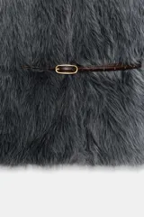 Chaqueta de punto gris con frente de piel sintética, cuello redondo, manga larga y cinturón fino efecto piel incorporado en la cintura. Cuenta con cierre frontal mediante ganchos metálicos y forro interior.