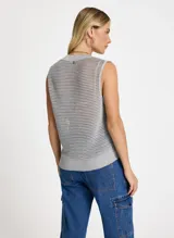 Chaleco de punto calado color gris con lurex, escote en V y sisas anchas.