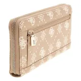 Billetera rectangular Guess con cierre perimetral, confeccionada en material sintético color marrón con estampado de monograma y detalles en tono crema. Presenta un aplique metálico dorado con el logo de la marca en la parte frontal.