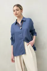 Camisa celeste de lino y viscosa, de corte clásico y silueta relajada.