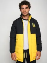 Campera puffer negra y amarilla con el escudo del Club Atlético Peñarol bordado en el pecho.