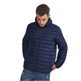 Campera puffer de hombre color azul marino, con diseño acolchado horizontal, cierre frontal completo y capucha integrada.