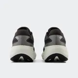 Championes de running New Balance modelo Fresh Foam X 880, diseñados con una parte superior de malla transpirable y estructurada en color negro. Cuentan con una entresuela de espuma Fresh Foam X que proporciona una amortiguación superior y el icónico logo de la marca en los laterales.