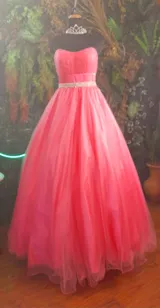 Vestido largo de fiesta color fucsia, con falda amplia de tul y fajín con strass en la cintura.