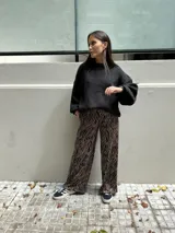 Sweater tejido color verde militar, de manga larga con puños ajustados.