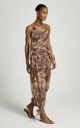 Pantalon balloon de tul con estampado abstracto en tonos marrones y beige, pretina ancha fruncida, forro interior y bajos ajustados con tiras para atar en los tobillos.