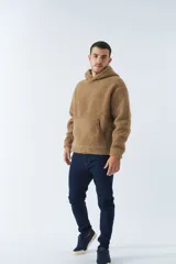 Canguro de sherpa polar color beige, con capucha, bolsillo tipo canguro y logo de goma en el pecho.