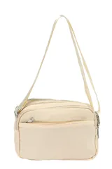 Bandolera color beige con diseño acolchado. Tiene correa larga regulable y cierre superior.
