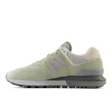 Championes urbanos New Balance modelo 574 U574LGAM, de color verde claro con detalles en gris y beige. Confeccionados en gamuza y malla, incorporan el logo "N" característico en los laterales y entresuela con tecnología ENCAP.