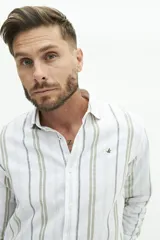 Camisa de manga larga de lino y algodón, color blanco con rayas verticales en tonos gris y beige. Presenta un corte semi slim y un pequeño logo bordado en el pecho.