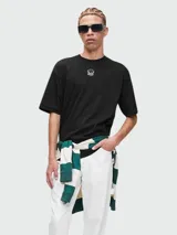 Remera de algodón color negro, de corte holgado y manga corta, con pequeño logo bordado en el centro del pecho.