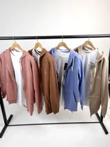 Campera con capucha y cierre frontal, color celeste, con logo estampado en el pecho. Confeccionada en algodón.