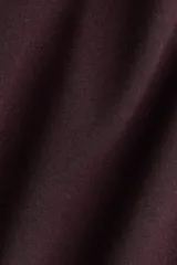 Remera de punto de algodón tupido color bordó, con cuello redondo ribeteado acanalado y mangas cortas.