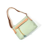 Bandolera color verde agua, con detalles en cuero sintético color camel y correa de hombro marrón con detalles en beige.