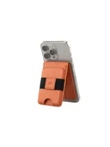 Billetera color naranja de cuero genuino con soporte MagSafe para iPhone. Tiene capacidad para hasta 7 tarjetas y función de soporte dual para múltiples ángulos de visión.