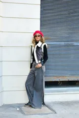 Jean wide leg de tiro alto color azul, con bolsillos laterales y tajo lateral en el bajo de las piernas.