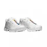 Championes Salomon modelo XT-6, color blanco con detalles en gris claro. Presentan un diseño técnico con malla transpirable, refuerzos laterales sintéticos y sistema de cordones de ajuste rápido.