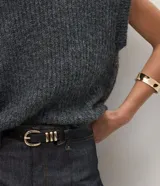 Chaleco de punto gris oscuro con textura jaspeada, diseño sin mangas, corte holgado y cuello alto tipo mock neck.