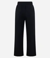 Pantalón de corte recto confeccionado en algodón con felpa, de color marrón. Presenta cintura elástica con cordón ajustable y diseño holgado.