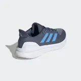 Championes de running Adidas Ultrarun 5, color azul oscuro con tres franjas laterales en celeste y suela blanca gruesa.