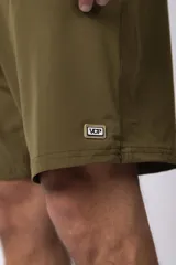 Short de baño color verde oliva, de corte recto y largo hasta la rodilla, con cordón de ajuste blanco en la cintura y bolsillo lateral con etiqueta con logo VCP.