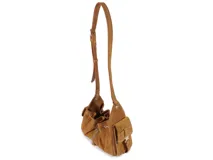 Cartera bucket mini de gamuza marrón tostado, modelo de Schutz con correa ajustable para el hombro y detalles de cadena dorada con dije frontal.