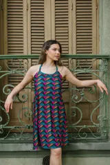 Vestido corto con estampado de triángulos de colores, espalda descubierta y corte en A.