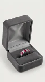 Anillo de plata con diseño de banda compuesto por cristales rectangulares en corte baguette, alternando tonos fucsia y blanco.