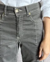 Pantalón de jean estilo wide leg con costuras verticales frontales, tiro alto y bolsillos laterales.