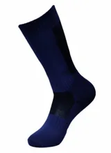 Media deportiva de fútbol color azul marino con zonas de tejido de red para mayor ventilación y refuerzos elásticos en el empeine y la caña.