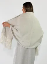 Pashmina rectangular color crudo con acabado brillante y flecos en los extremos.