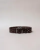 Faja ancha de cuero color marrón oscuro, con diseño tachonado en toda su superficie y hebilla metálica cuadrada de gran tamaño.