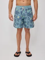 Short de baño Rusty con estampado de motivos botánicos y puntos amarillos sobre fondo azul. Cuenta con cintura elástica con cordón de ajuste y bolsillo lateral.